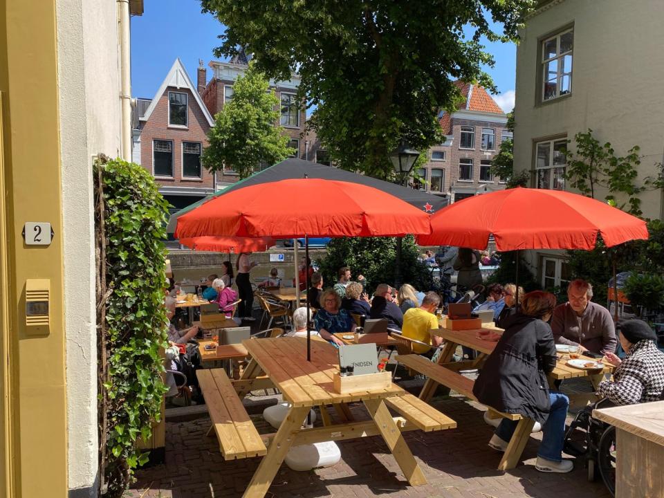 't Fnidsen terras met rode parasols